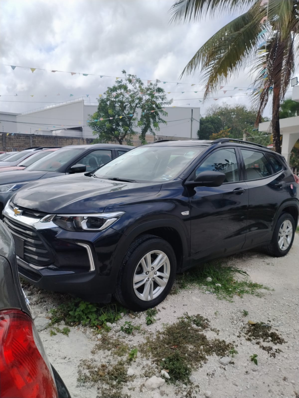 SUV Chevrolet negra en lote de seminuevos